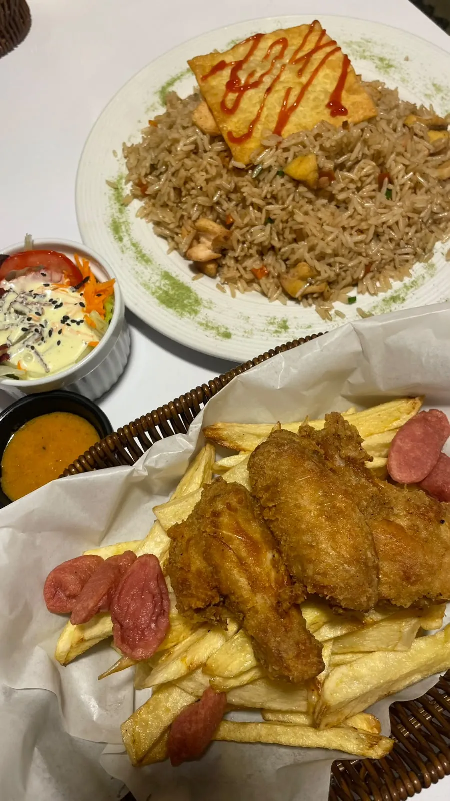 Chaufa de pollo y salchialitas con papas fritas