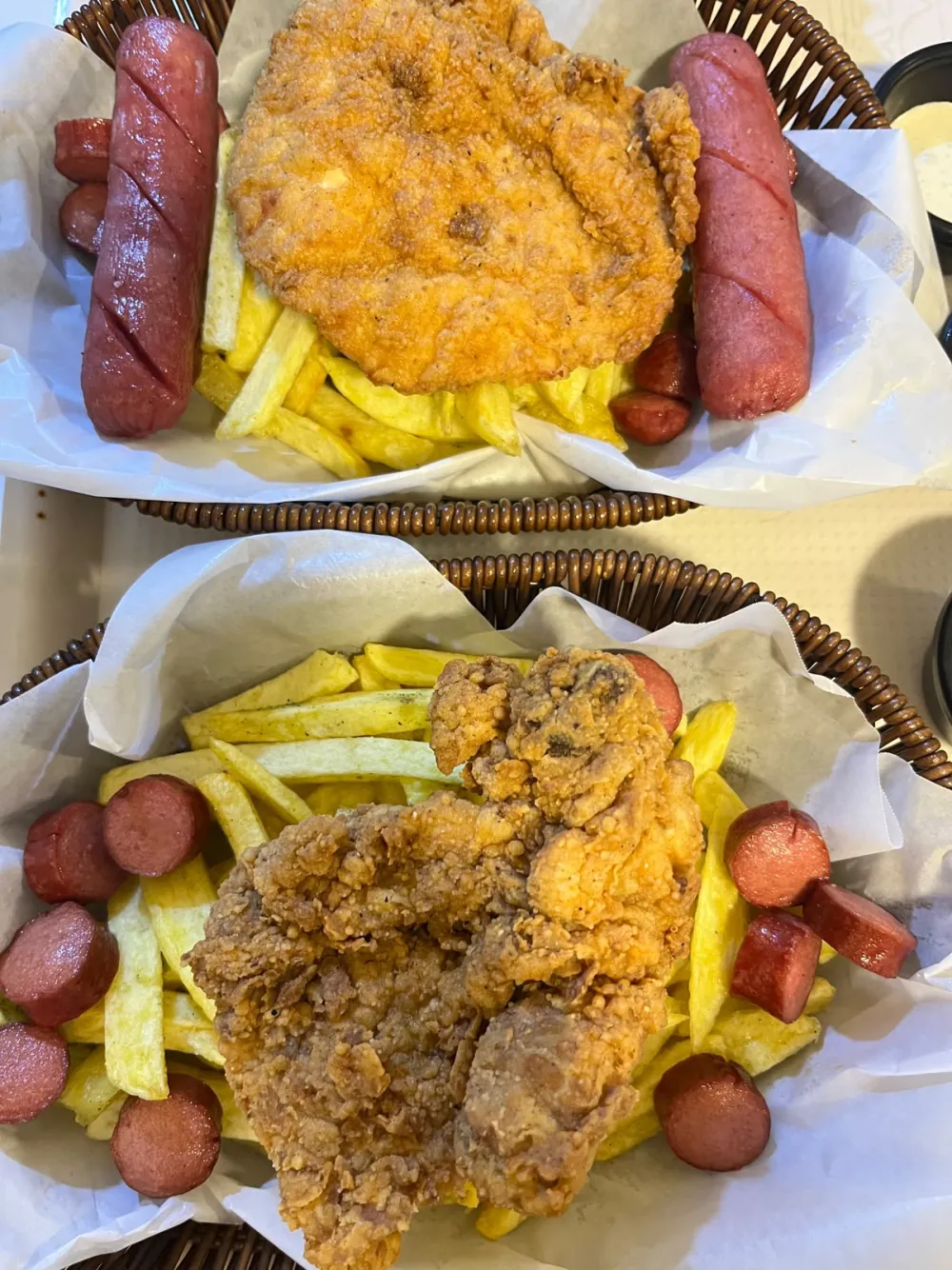 Salchibroaster: pollo broaster crocante con hot dog y papas fritas en canasta