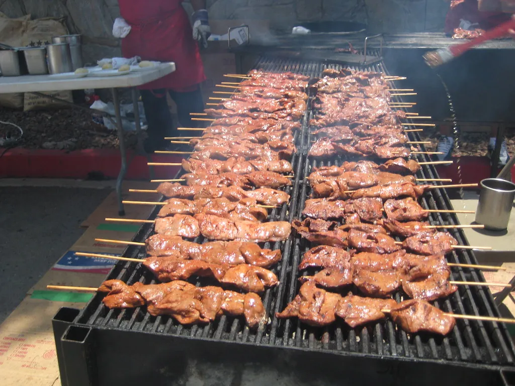 Anticuchos asándose en la parrilla