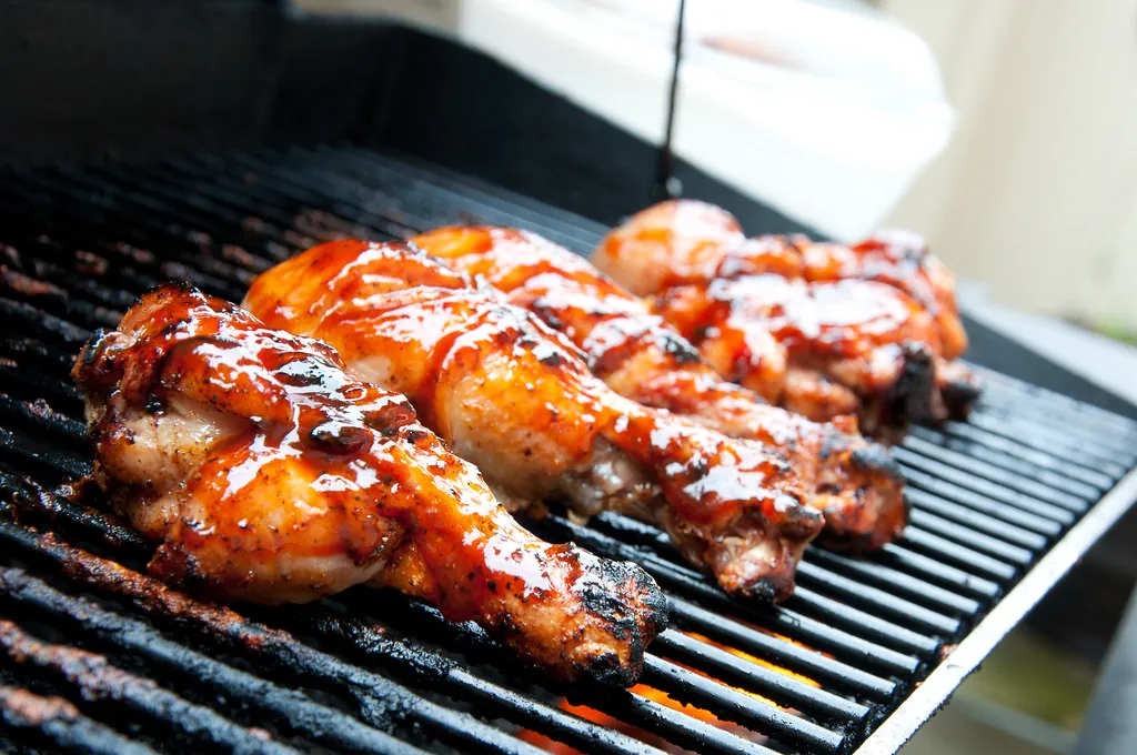 Pollo glaseado en salsa BBQ sobre la parrilla